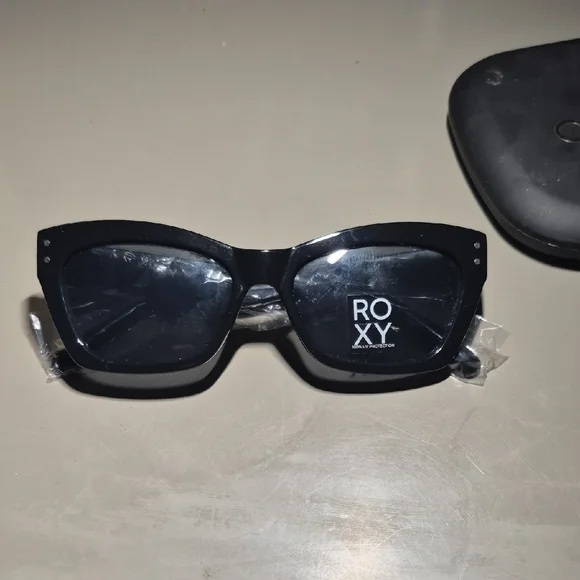 Roxy Dark Frame Sunglasses Roxy Women main image 4